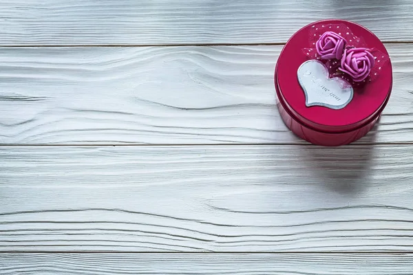 Round pink present box with roses on wooden board celebrations c — Stock Photo, Image