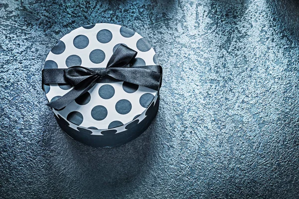 Round present box on black background celebrations concept — Stock Photo, Image