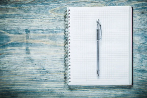 Kvadrerade anteckningar penna på träskiva office koncept — Stockfoto