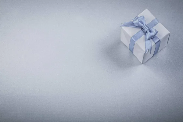 Загорнута подарункова коробка на синьому фоні вітальна листівка — стокове фото