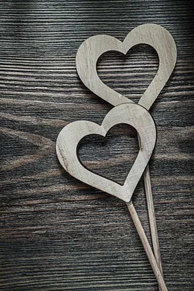 Белые деревянные сердца на деревянной доске — стоковое фото