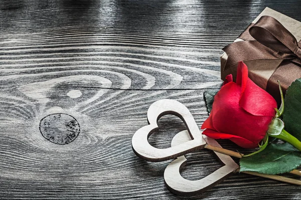 Trä hjärtan röd ros närvarande låda på träskiva firandet co — Stockfoto