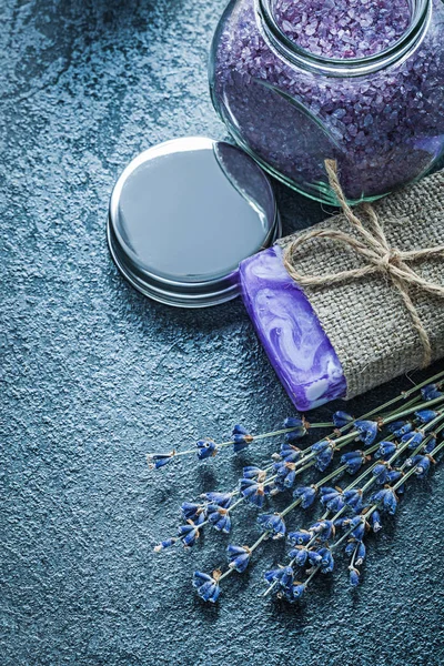 Ramo de lavanda seca hecha a mano jabón aromático baño de cristal sal — Foto de Stock