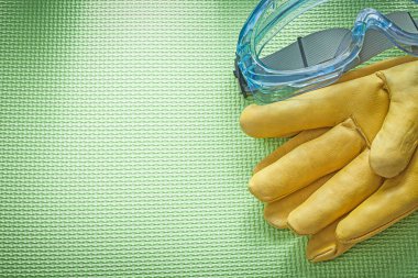 Koruyucu gözlük eldiven yeşil arka plan inşaat c deri