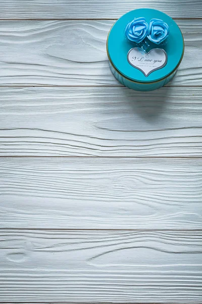 Caja de regalo redonda azul en concepto de celebraciones de tablero de madera —  Fotos de Stock