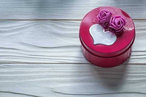 Ronde roze geschenkdoos met rozen op de houten plank vieringen conc — Stockfoto