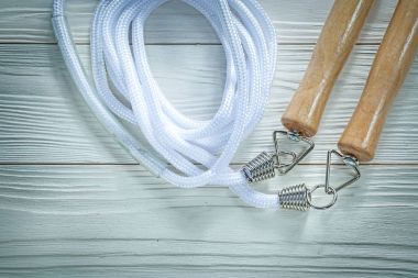 Ahşap tahta fitness kavramı üzerindeki ahşap tanıtıcıları ile ip atlama