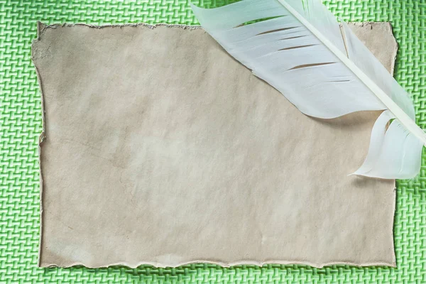 Pena de papel vintage no fundo verde — Fotografia de Stock