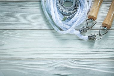 Atlama ipi şerit metre ahşap tahta fitness kavramı