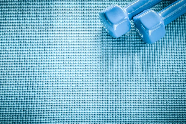 Dumb-bells su sfondo blu concetto di fitness — Foto Stock