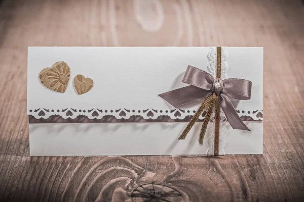Biglietto d'invito per matrimonio su tavola di legno — Foto Stock