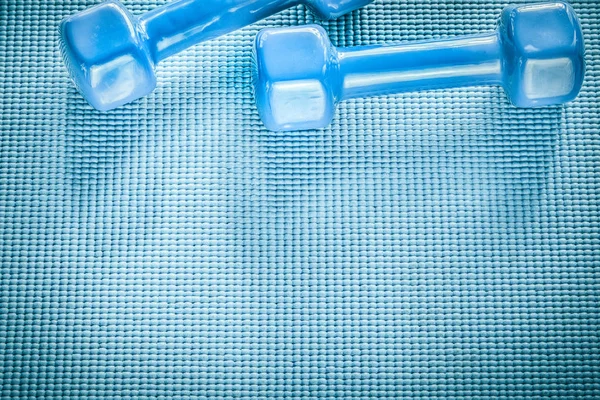Paar dumbbells op blauwe ondergrond fitness concept — Stockfoto