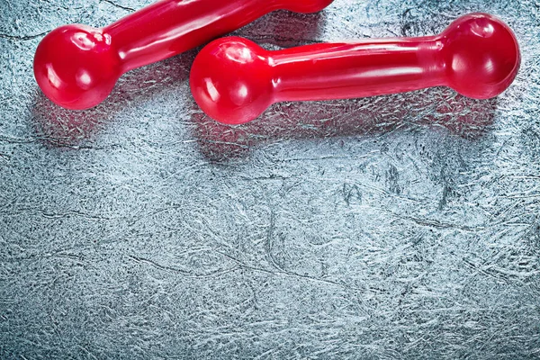 Coppia di manubri rossi su sfondo argento concetto di fitness — Foto Stock
