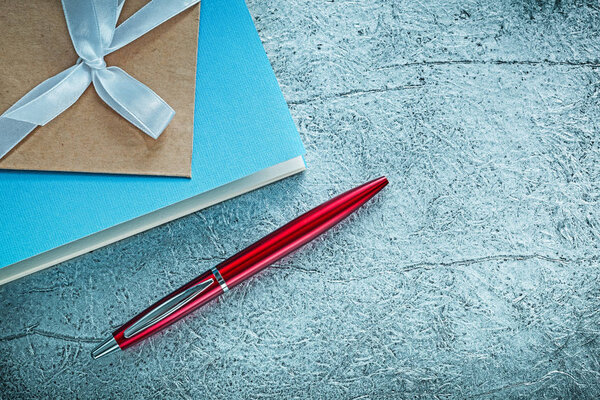 Винтажные блокноты с шариковой ручкой на серебряной поверхности
