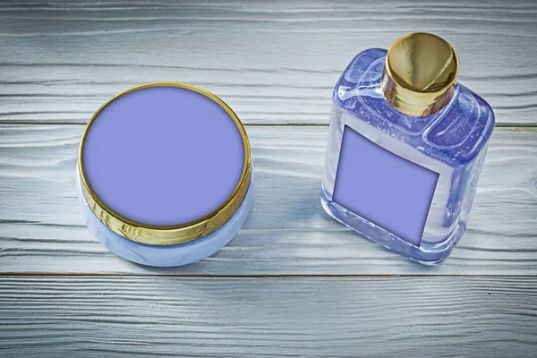 Conjunto de gel de banho de lavanda e loção corporal na placa de madeira bathi — Fotografia de Stock