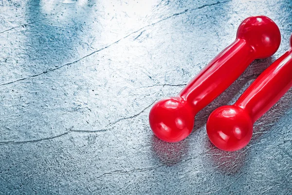 Red dumb-bells su sfondo argento copia spazio fitness concetto — Foto Stock