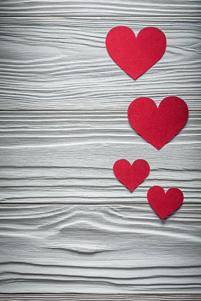 Sammansättningen av röda hjärtan på träskiva Valentine kort — Stockfoto