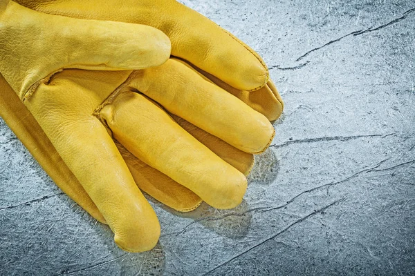 Leder-Schutzhandschuhe auf metallischem Hintergrund Konstruktion co — Stockfoto