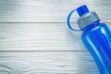 Plastik su şişesi ahşap tahta fitness kavramı