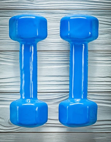 Paar dumb-bells op houten plank bovenaanzicht sport opleiding conc — Stockfoto