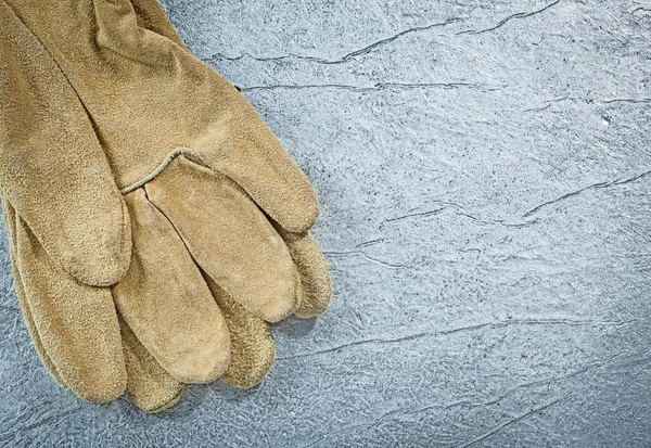 Para skórzanych rękawic ochronnych na podłoże metaliczne budo — Zdjęcie stockowe