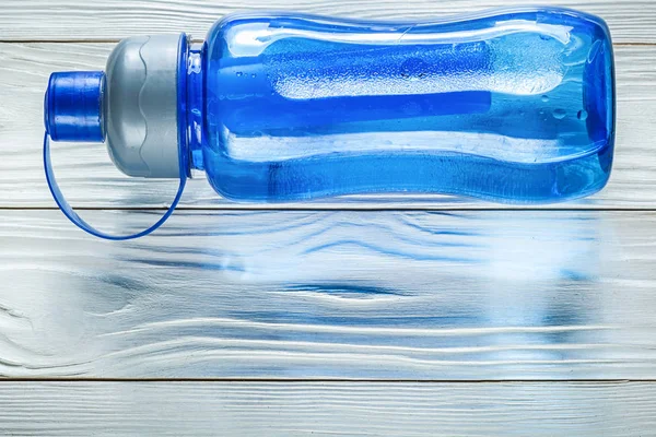 Botella de agua de plástico en tablero de madera concepto de entrenamiento deportivo —  Fotos de Stock