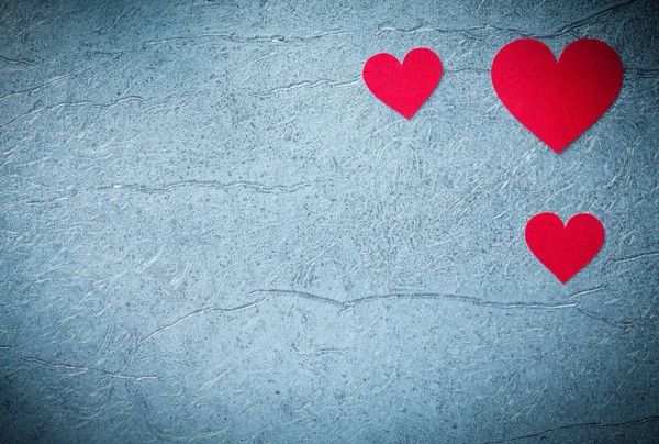 Rote Herzen auf metallischem Hintergrund Valentinskarte — Stockfoto