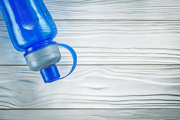 Botella de agua para atletismo sobre tabla de madera cono de entrenamiento deportivo —  Fotos de Stock