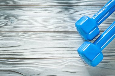 Ahşap tahta spor eğitim kavramı üzerinde mavi halter