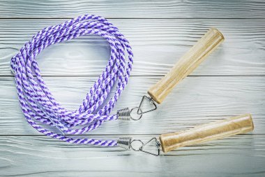 İp atlama ahşap tahta fitness kavramı üzerinde haddelenmiş