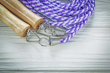 Ahşap tahta spor eğitim kavramı üzerinde rulo atlama ipi