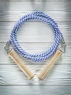 Ahşap tahta üzerinde ip atlama spor eğitim kavramı