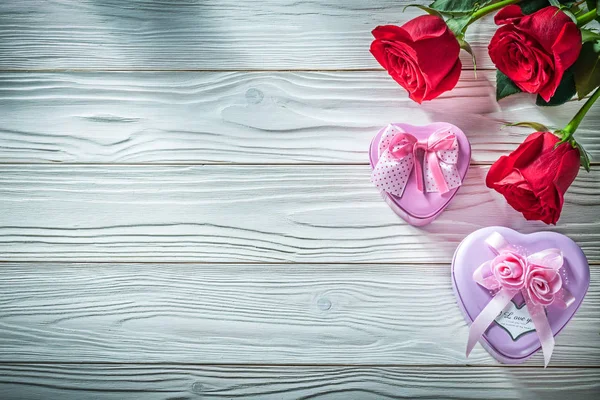 Καρδιά-διαμορφωμένα μεταλλικά δώρο κουτιά φυσικά κόκκινα τριαντάφυλλα σε ξύλινα Μπόα — Φωτογραφία Αρχείου