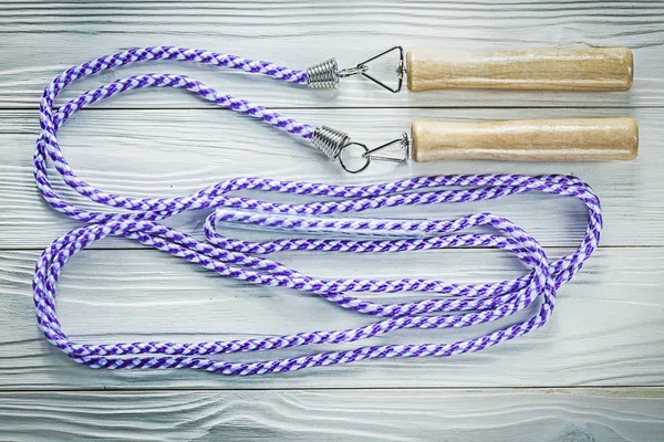 Cuerda de salto con asas de madera en concepto de fitness tablero de madera —  Fotos de Stock