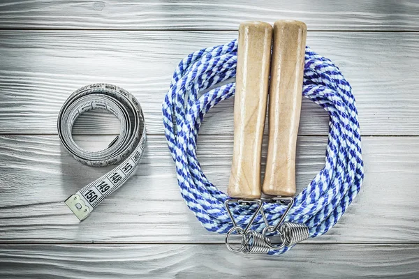 Gerold overslaan touw lintmeter op houten plank fitness concep — Stockfoto