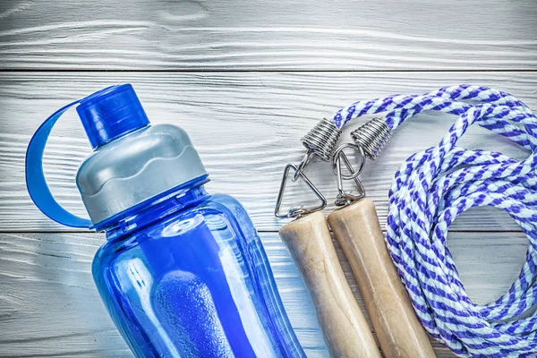 Пропускаючи мотузку пластикова пляшка води на дерев'яній дошці фітнес-тулу — стокове фото
