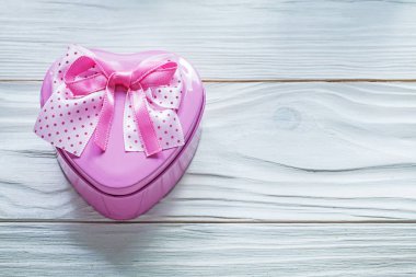 Ahşap tahta kutlamalar kavramı üzerinde kalp şeklinde hediye kutusu