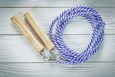 Ahşap tahta yatay görüntü fitness kavramı üzerinde ip atlama