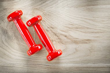 Kırmızı dambıl ahşap tahta üstten görünüm fitness kavramı üzerinde ayarla