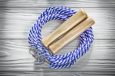 Ahşap tahta fitness kavramı üzerinde ip atlama