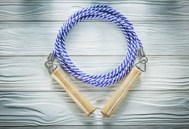 Ahşap tahta üzerinde ahşap kolları ile ip atlama eğitim spor 