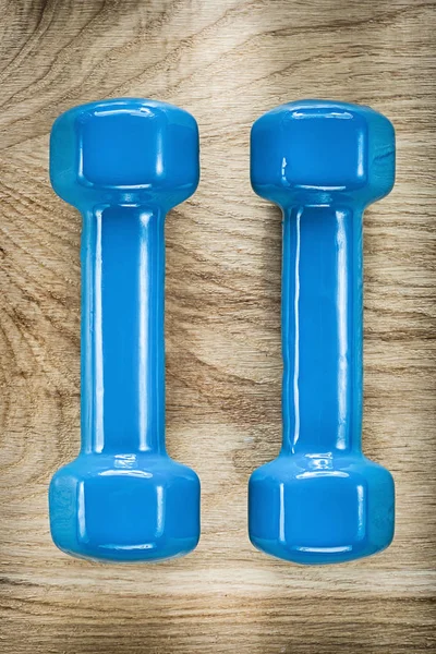 Mancuernas azules en concepto de fitness tablero de madera — Foto de Stock