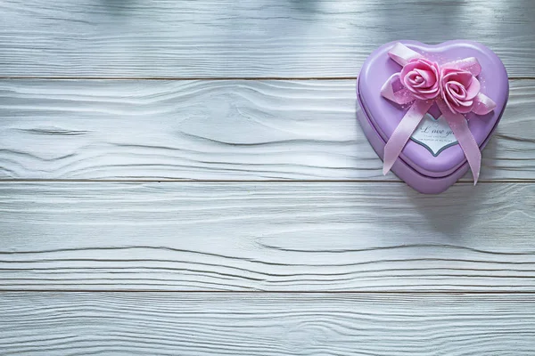 Caja de regalo en forma de corazón en concepto de vacaciones de tablero de madera — Foto de Stock