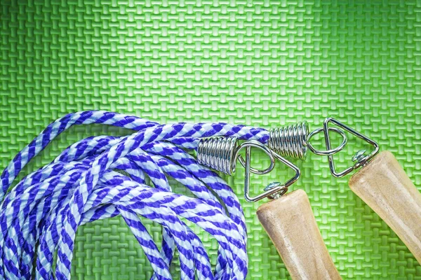 Ugráló kötél, zöld felületen sport képzési koncepció — Stock Fotó