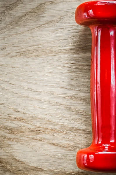 Красный тупой колокол на деревянной доске вертикальной версии — стоковое фото