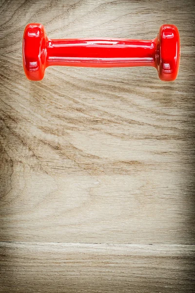 Única haltere vermelho no conceito de aptidão placa de madeira — Fotografia de Stock