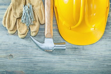 Kask deri koruyucu eldiven pençe çekiç bina w üzerinde çivi