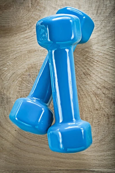 Blauwe dumb-bells op houten plank bovenaanzicht fitness concept — Stockfoto