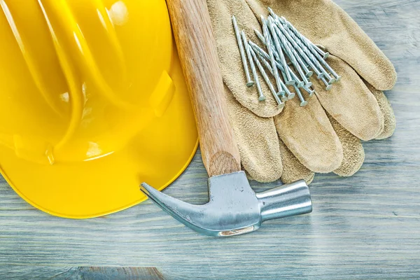 Kožené ochranné rukavice kladivo hřebíky stavební helma nevýhody — Stock fotografie