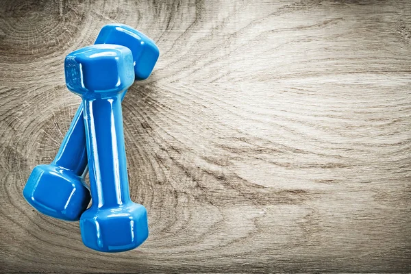 Paar blauwe dumbbells op een houten bord kopiëren concept van de fitness ruimte — Stockfoto